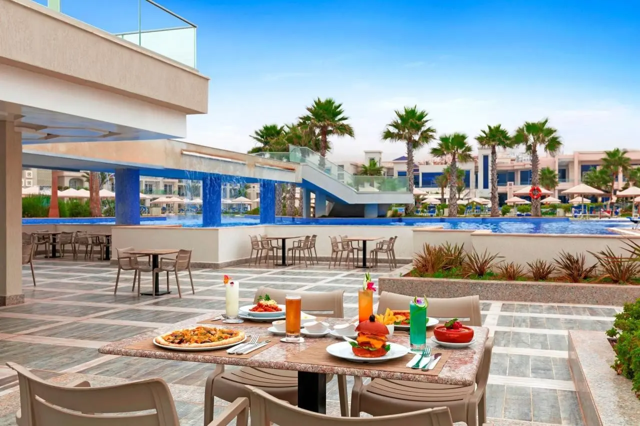 Basen w hotelu Pickalbatros White Beach Resort