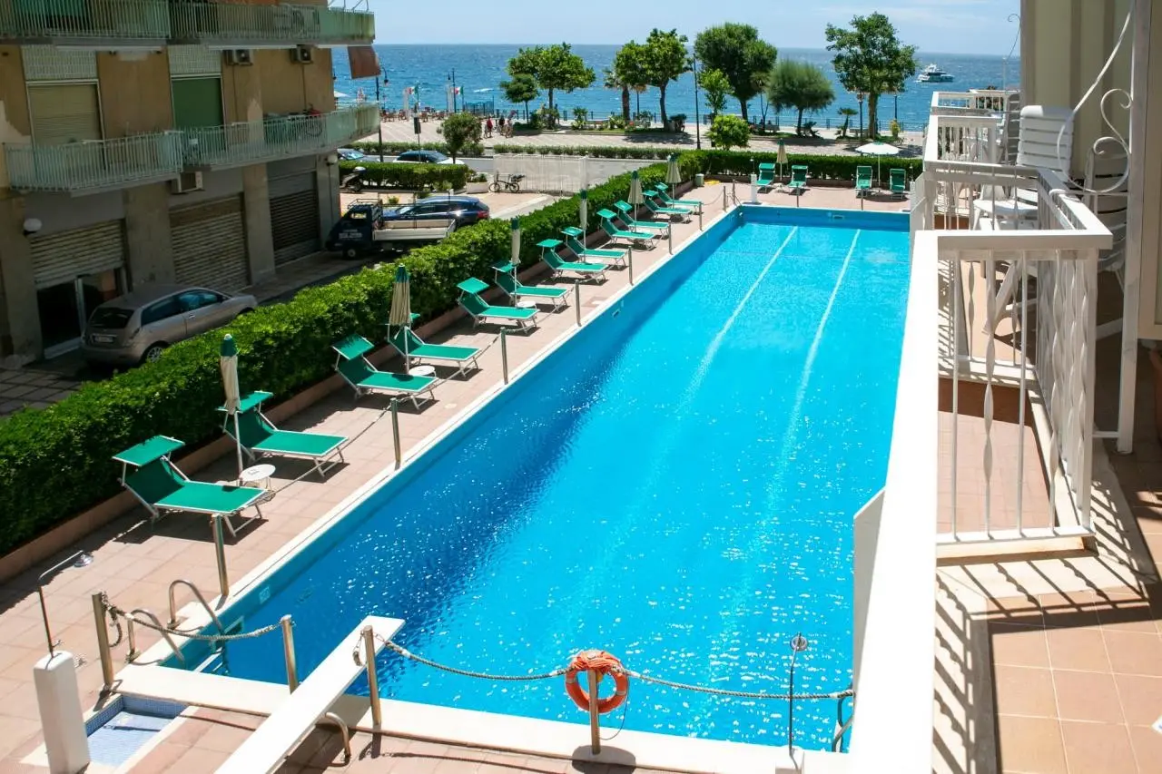 Basen w hotelu Pietra di Luna