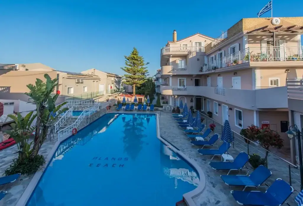 Basen w hotelu Planos Beach