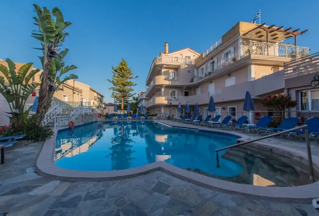 Basen w hotelu Planos Beach