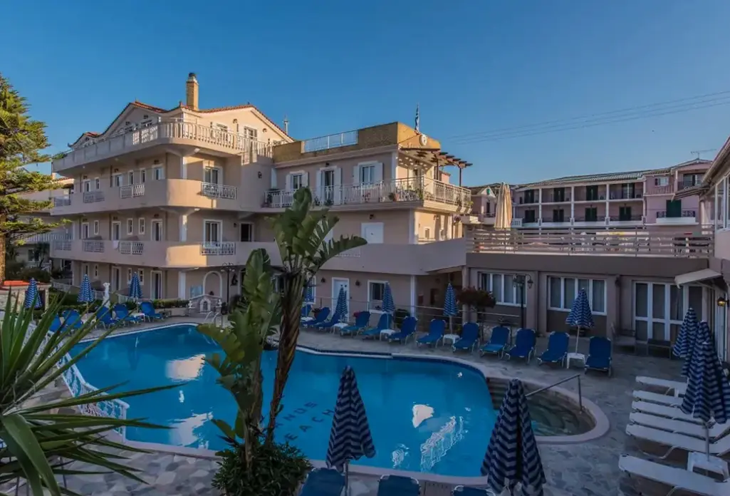 Basen w hotelu Planos Beach