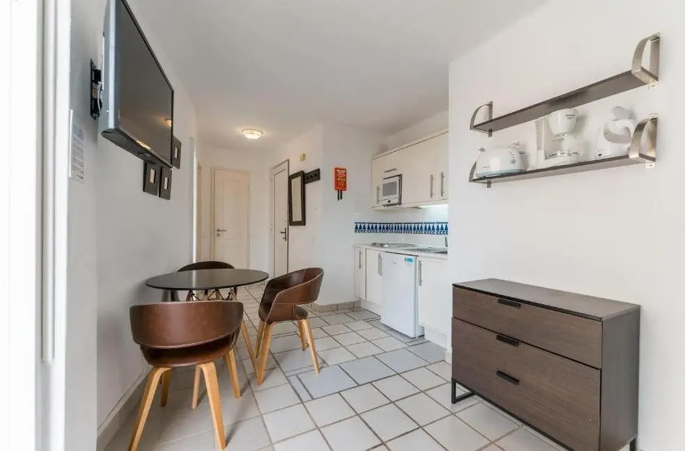 R2 Maryvent Beach Apartment — R2 MARYVENT BEACH APARTMENT