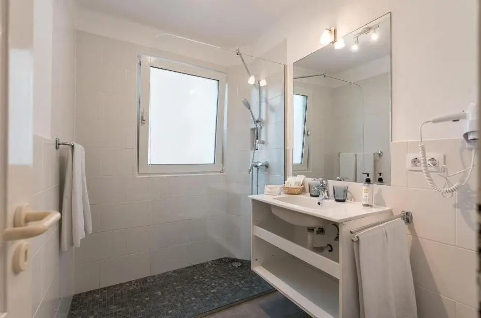 R2 Maryvent Beach Apartment — R2 MARYVENT BEACH APARTMENT