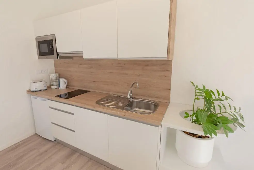 R2 Maryvent Beach Apartment — R2 MARYVENT BEACH APARTMENT