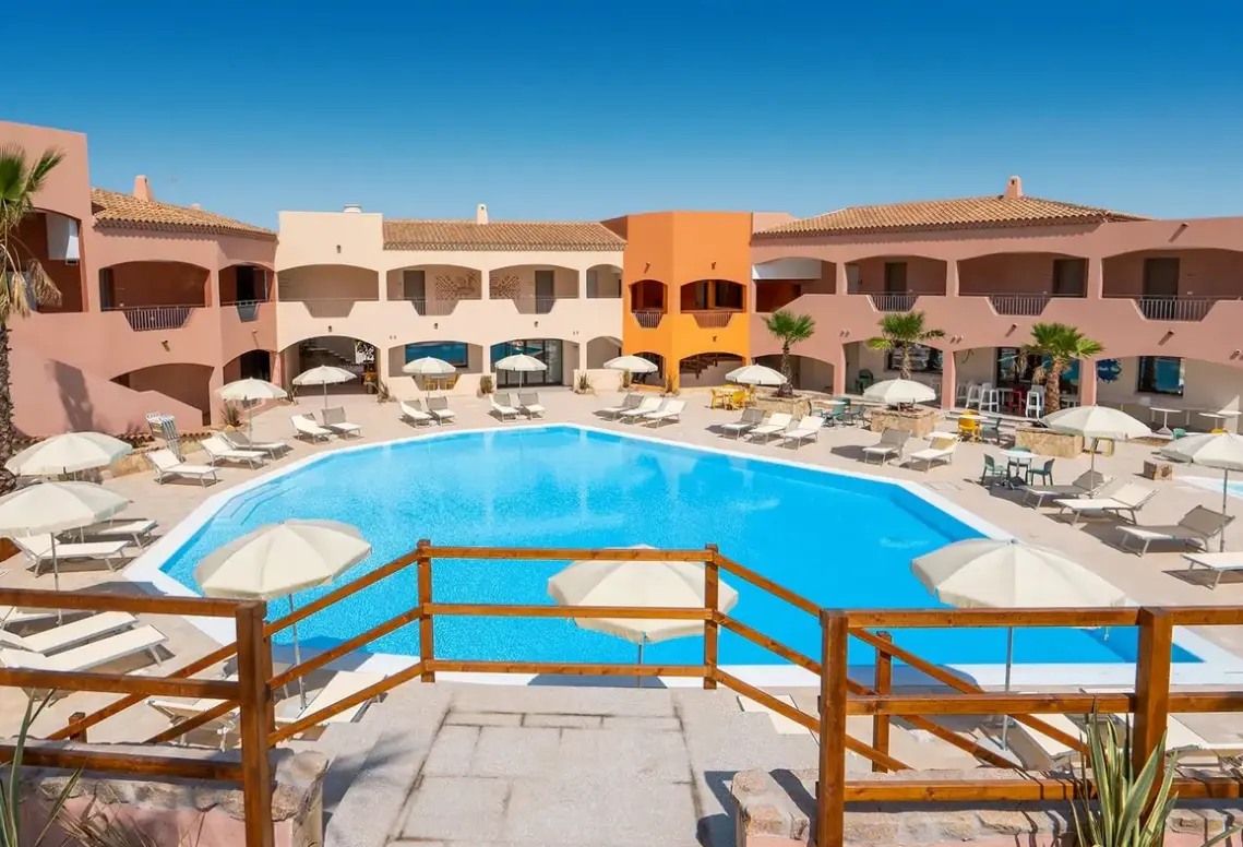 Basen w hotelu Red Sun Village