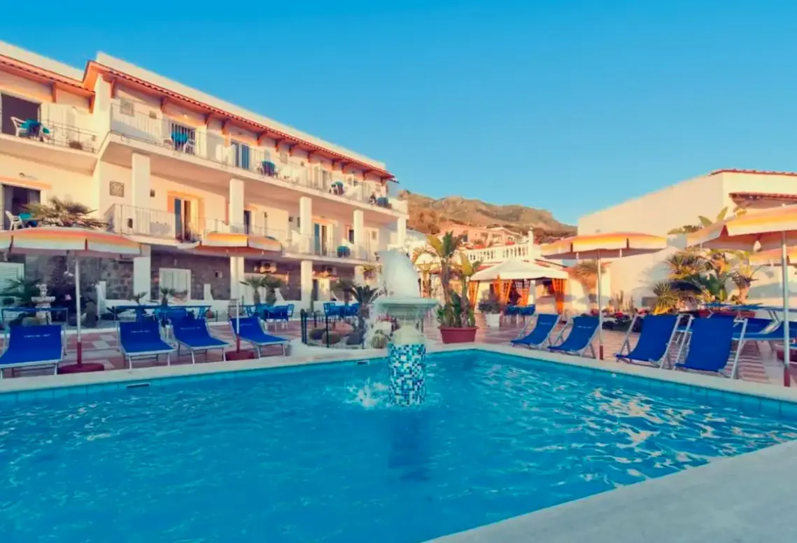 Basen w hotelu Riva del Sole