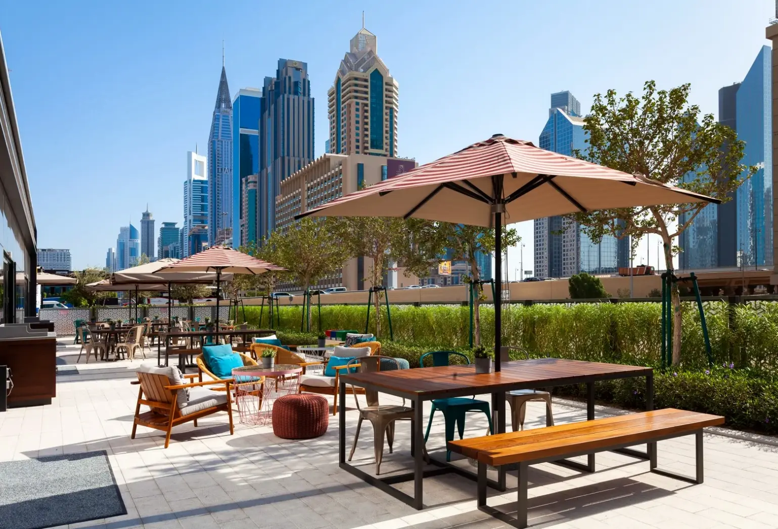 Restauracja i jedzenie w hotelu Rove City Walk