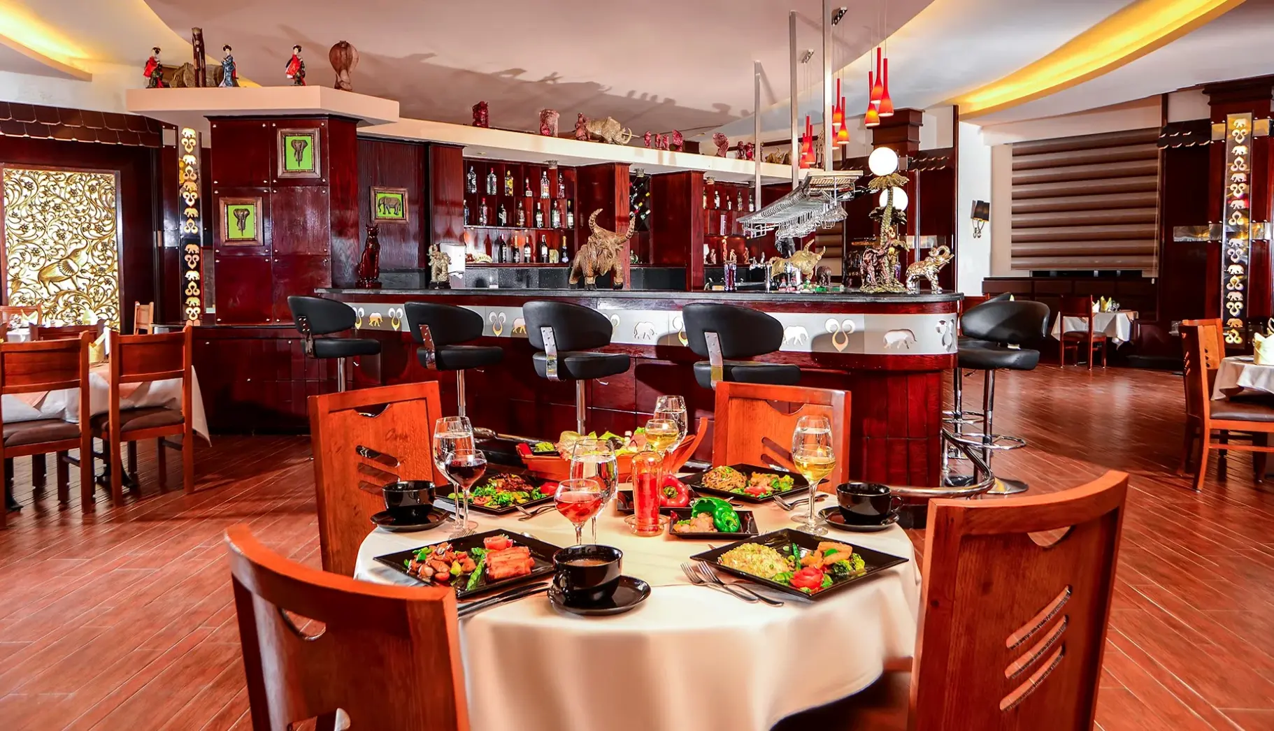 Restauracja i jedzenie w hotelu Royal Albatros Moderna