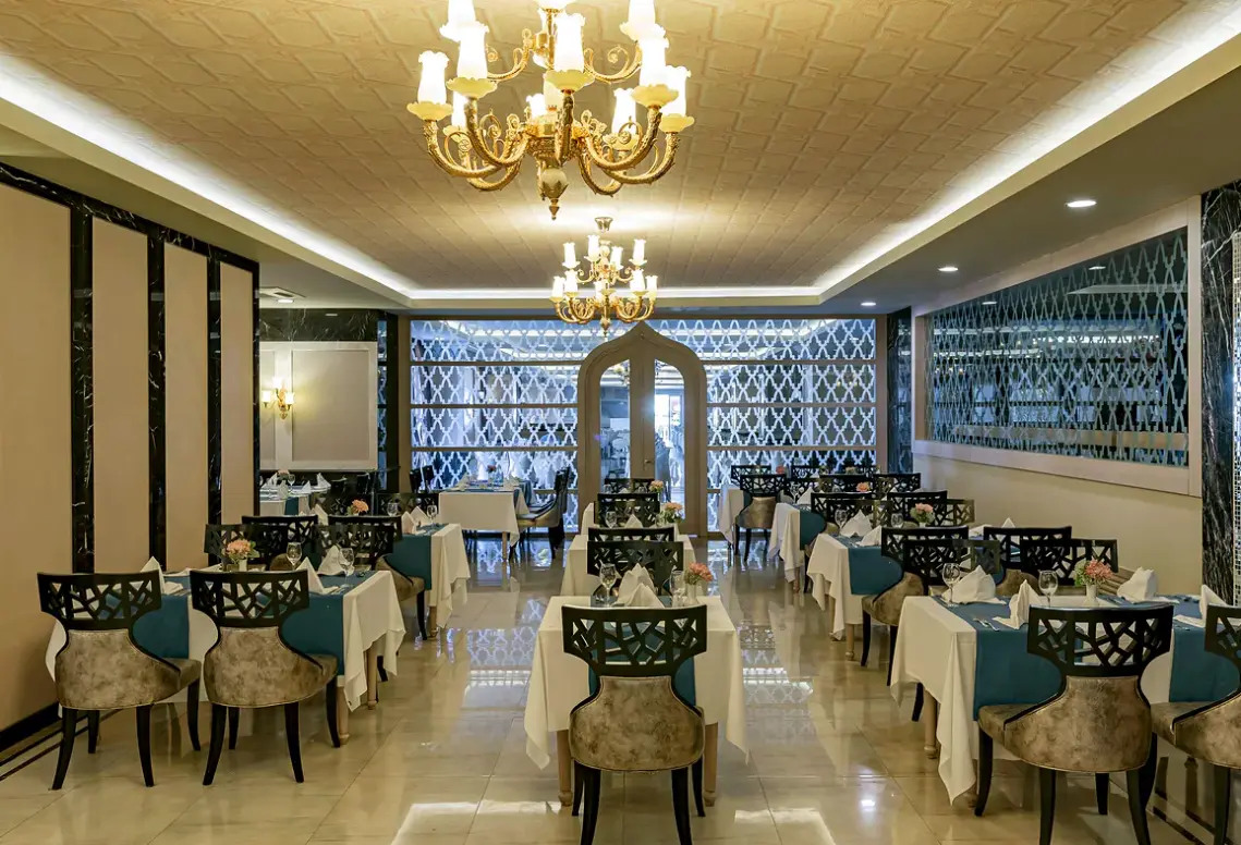 Restauracja i jedzenie w hotelu Royal Alhambra Palace