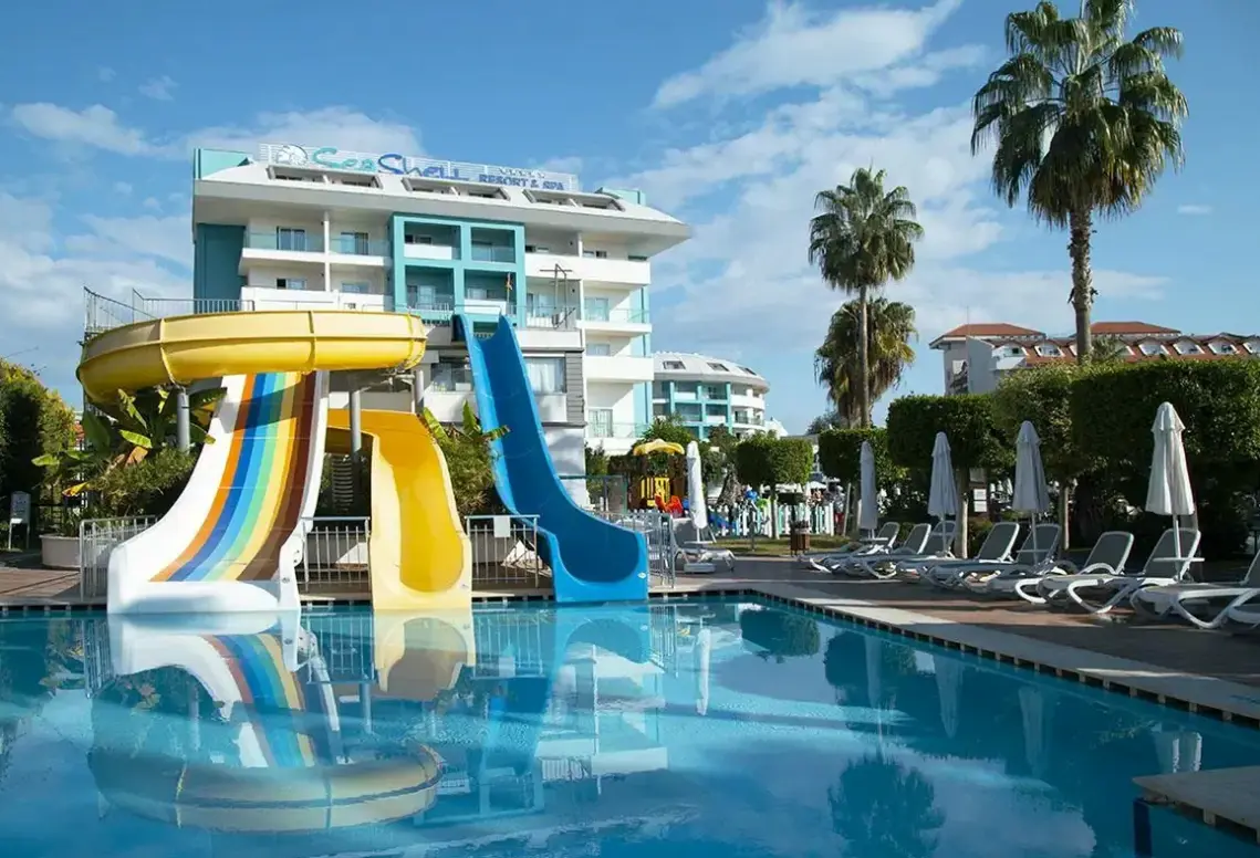 Basen w hotelu Seashell Resort & Spa
