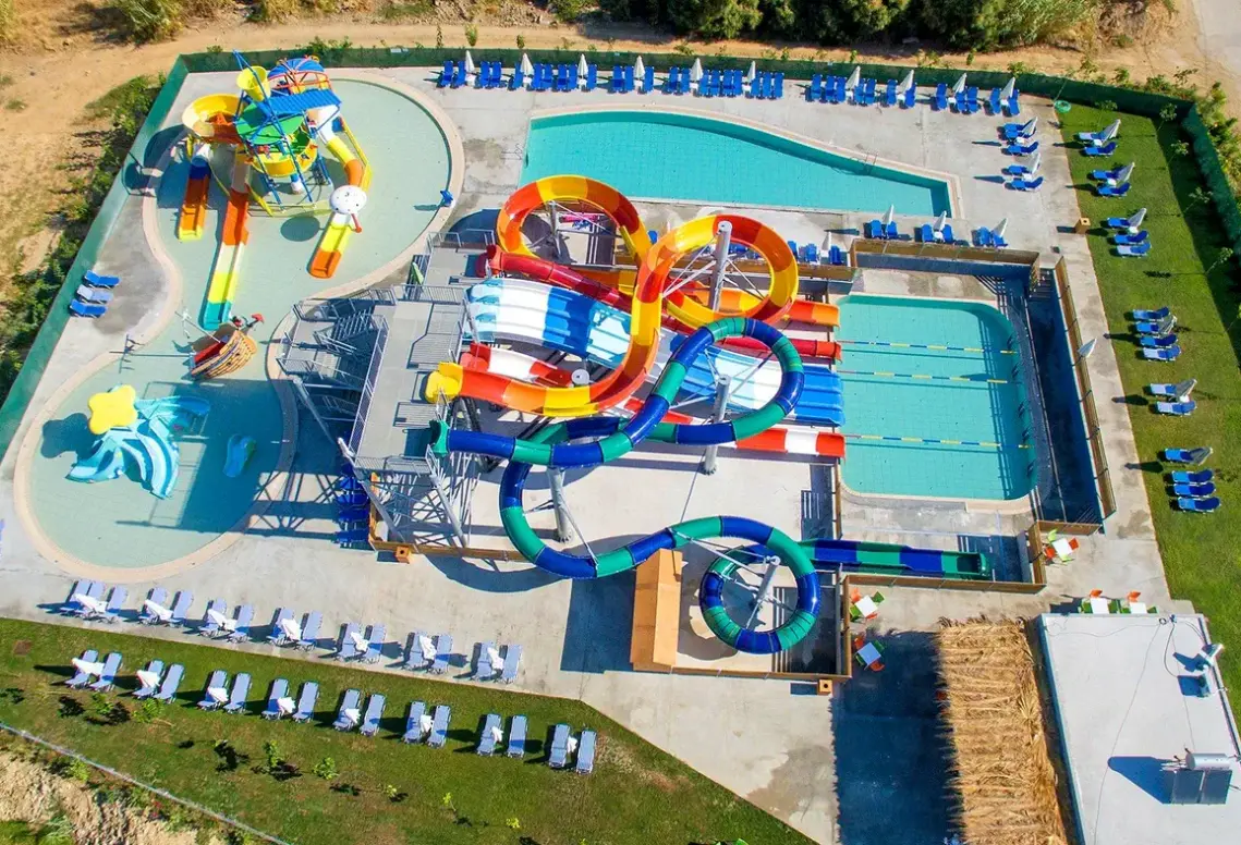 Basen w hotelu Selini Suites