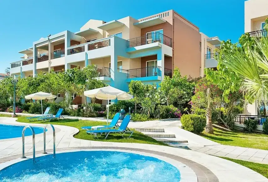 Basen w hotelu Selini Suites