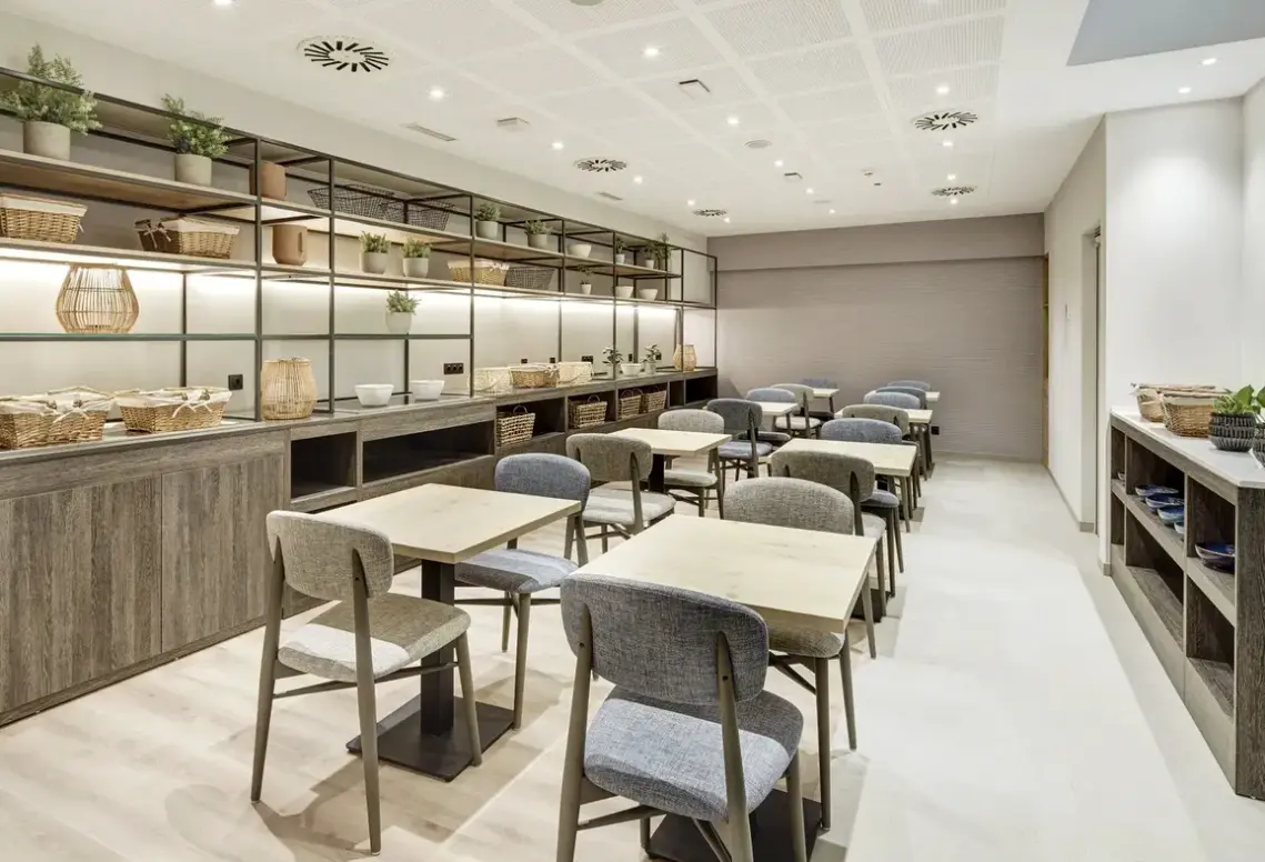 Restauracja i jedzenie w hotelu Sercotel Ayala