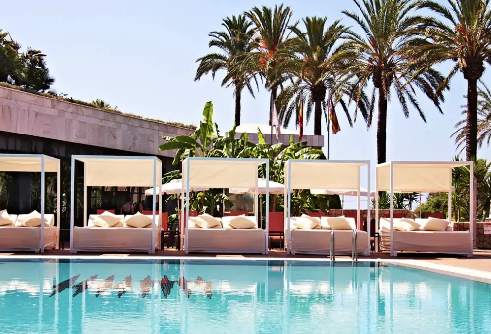 Basen w hotelu Serrano Palace