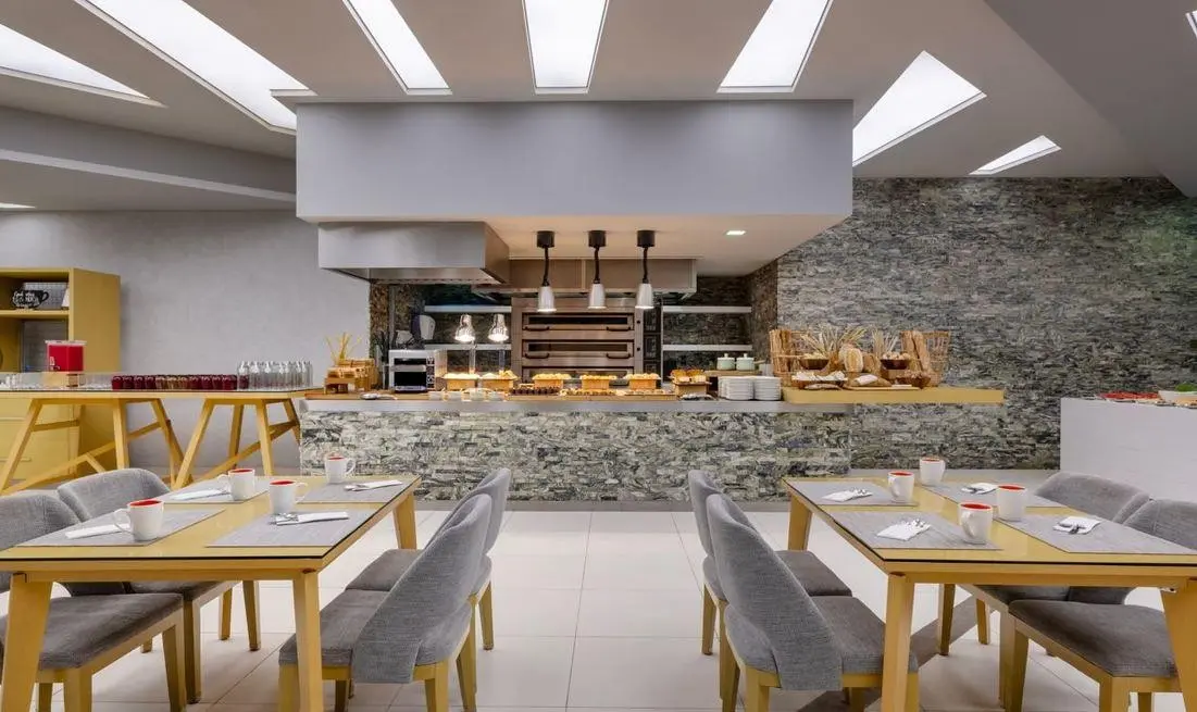 Sheraton Abu Dhabi Hotel & Resort — MARRIOTT DOWNTOWN ABU DHABI