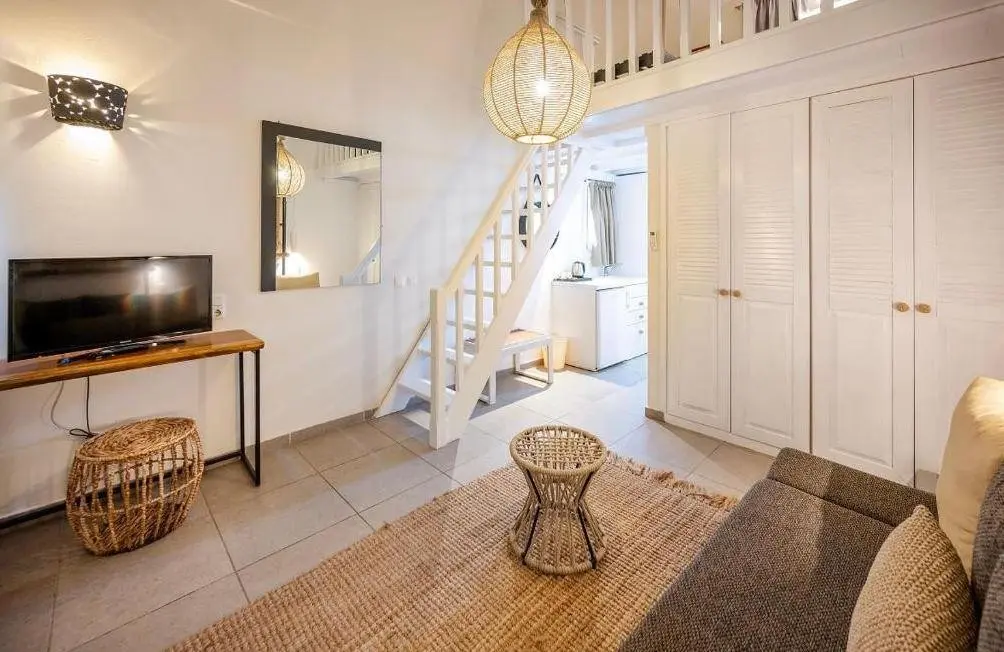 SMY Orizontes Santorini — SMY SANTORINI SUITES & VILLAS