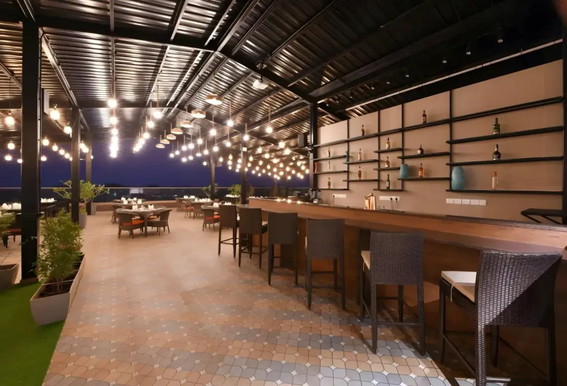 Restauracja i jedzenie w hotelu The Fern Habitat Candolim Goa