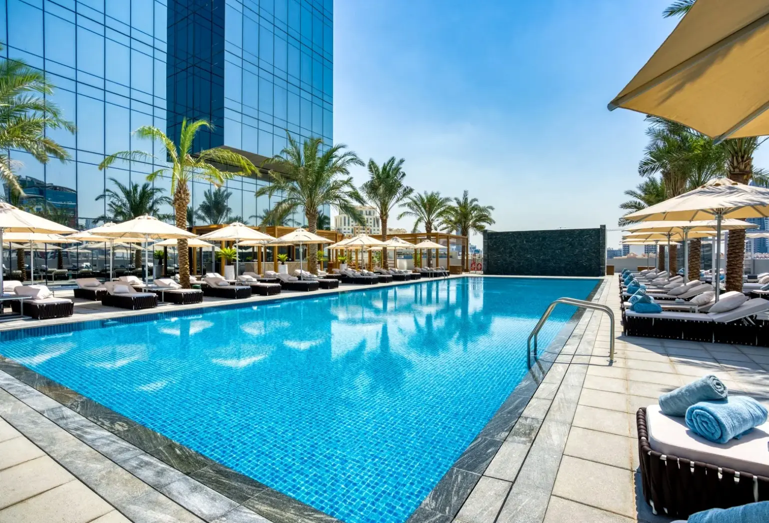 Basen w hotelu The First Collection at Jumeirah Village Circle, A Tribute Portfolio