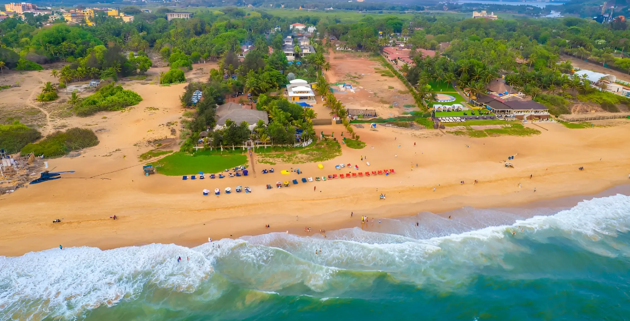 Plaża przy hotelu The O Hotel Goa, Candolim Beach
