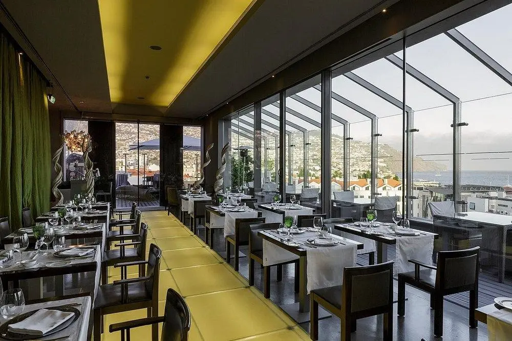 Restauracja i jedzenie w hotelu The Vine Hotel