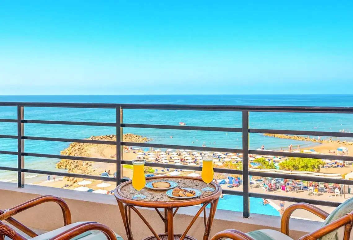 Widok z hotelu Themis Beach