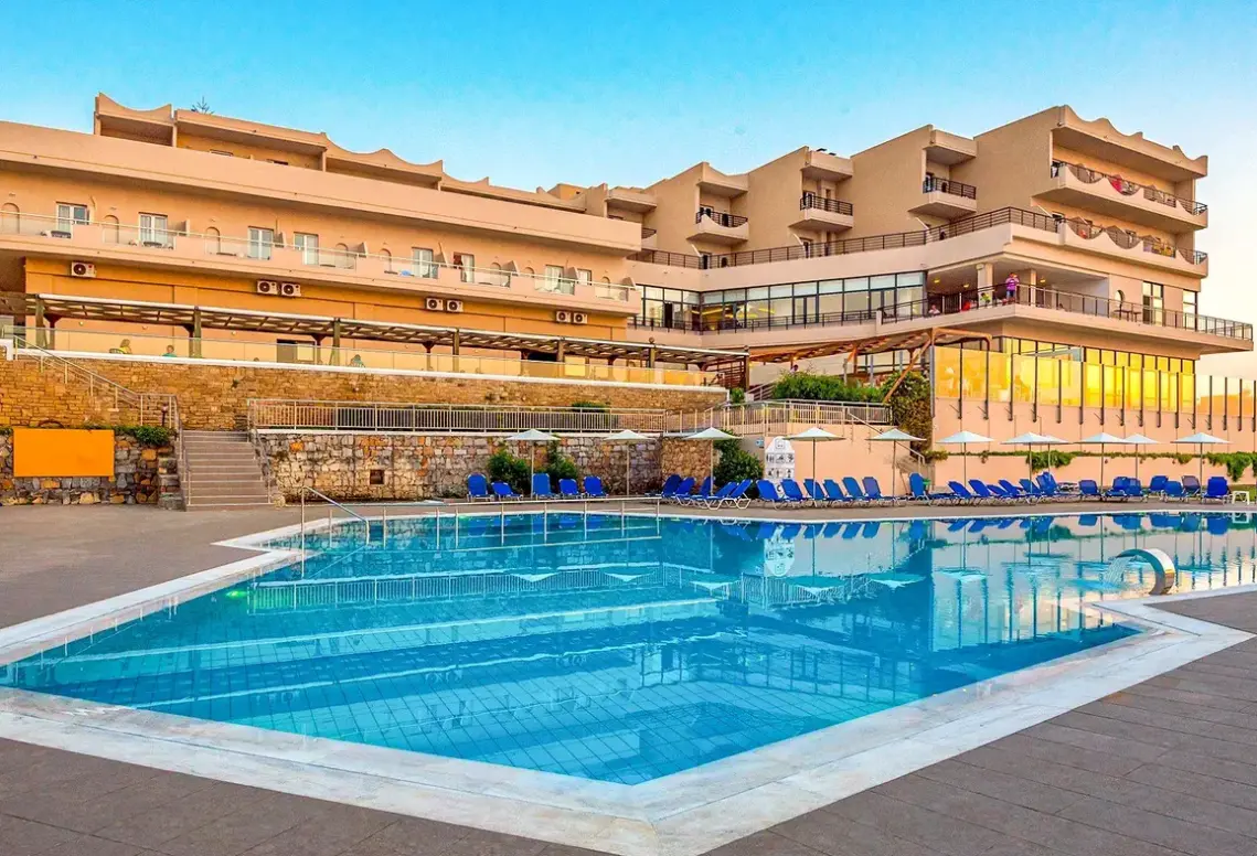 Basen w hotelu Themis Beach