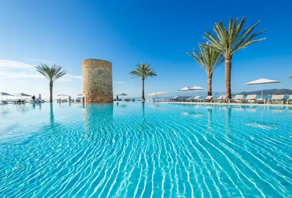 Basen w hotelu Torre Del Mar Hotel