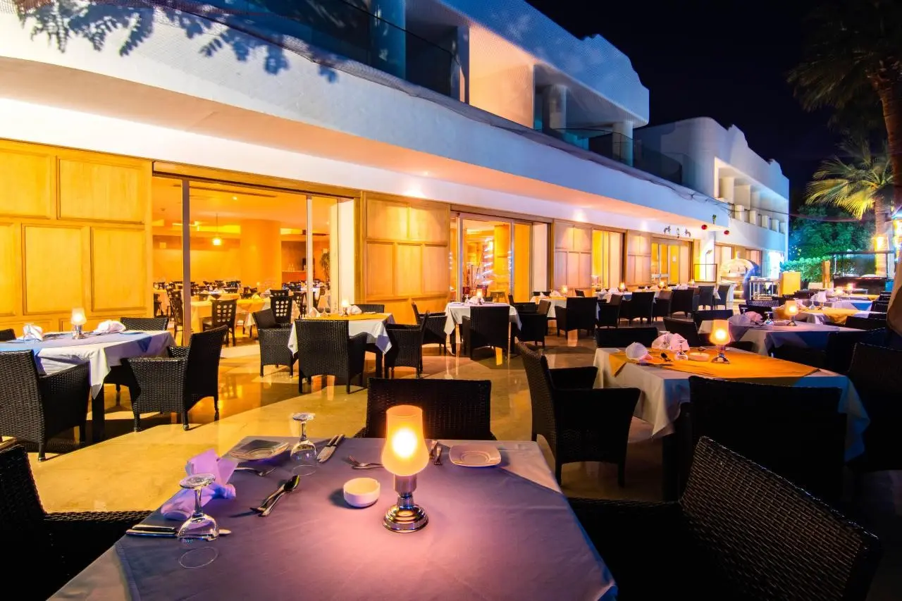 Restauracja i jedzenie w hotelu V Hotel