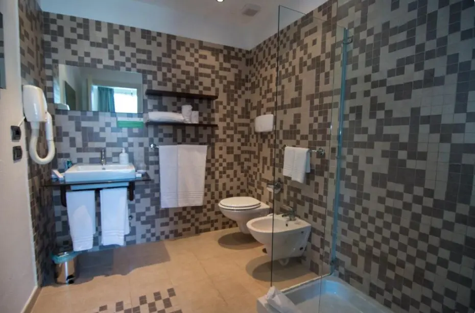 Łazienka w pokoju hotelu Voi Floriana Resort