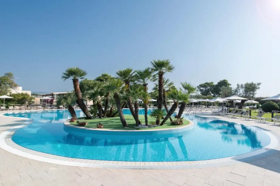Basen w hotelu Voi Floriana Resort