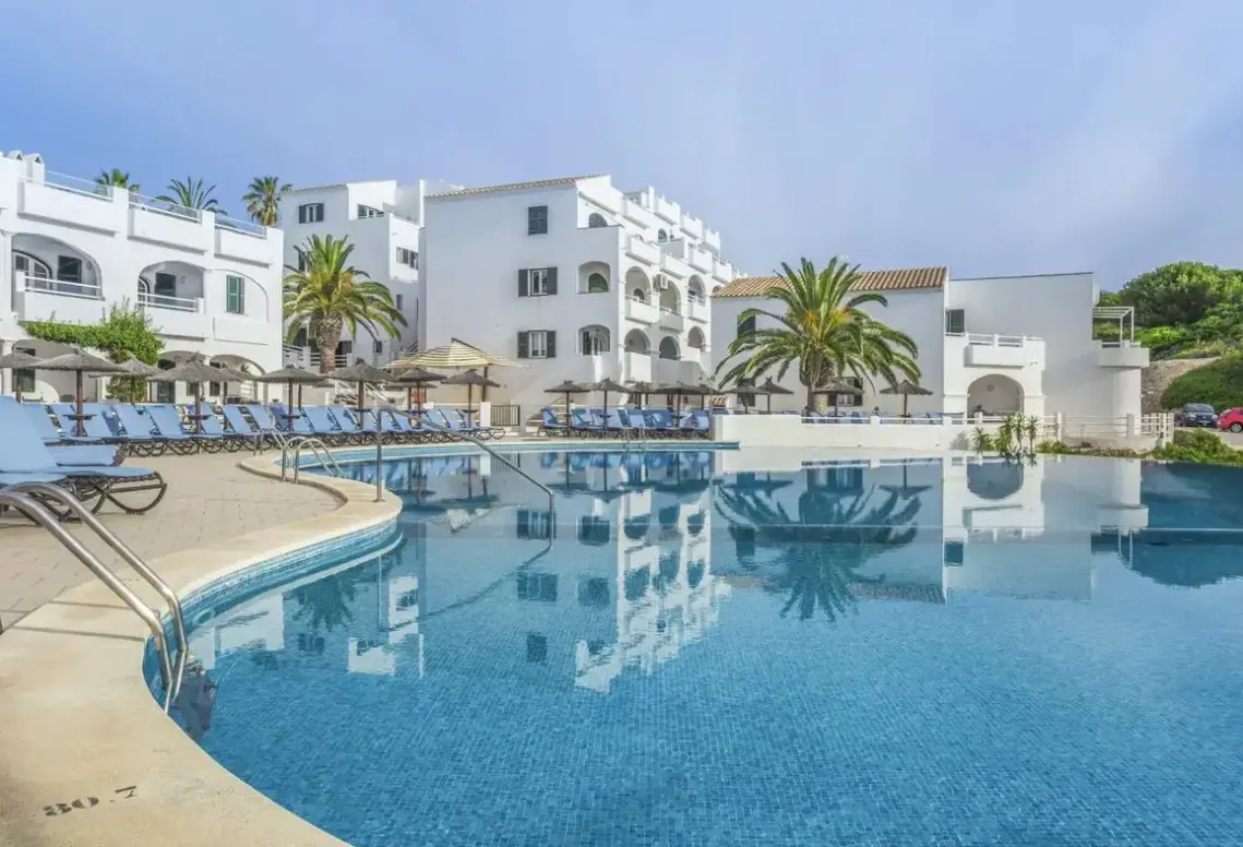 Basen w hotelu White Sands Beach Club