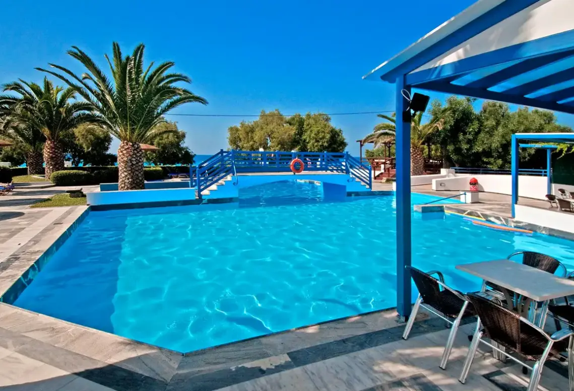 Basen w hotelu Zefiros Beach