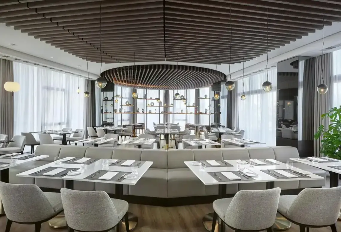 Restauracja i jedzenie w hotelu AC Split by Marriott