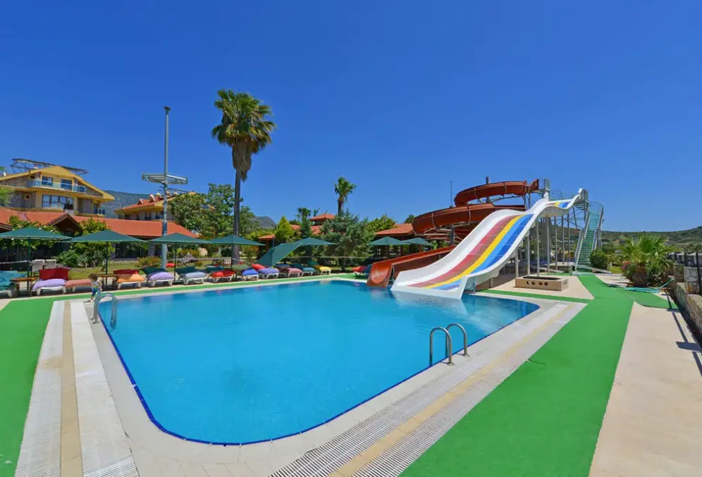 Basen w hotelu Adaburnu Golmar
