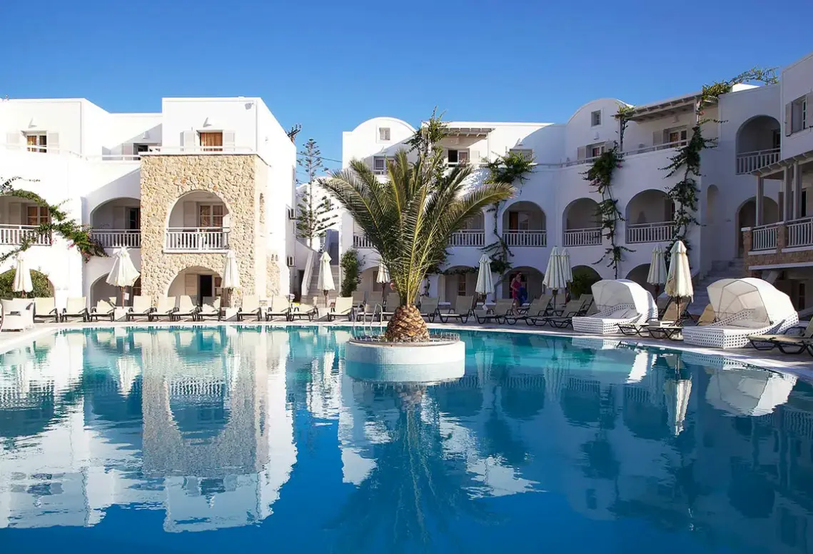 Basen w hotelu Aegean Plaza (Kamari)
