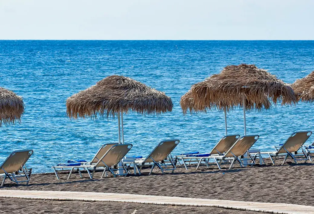 Plaża przy hotelu Aegean Plaza (Kamari)