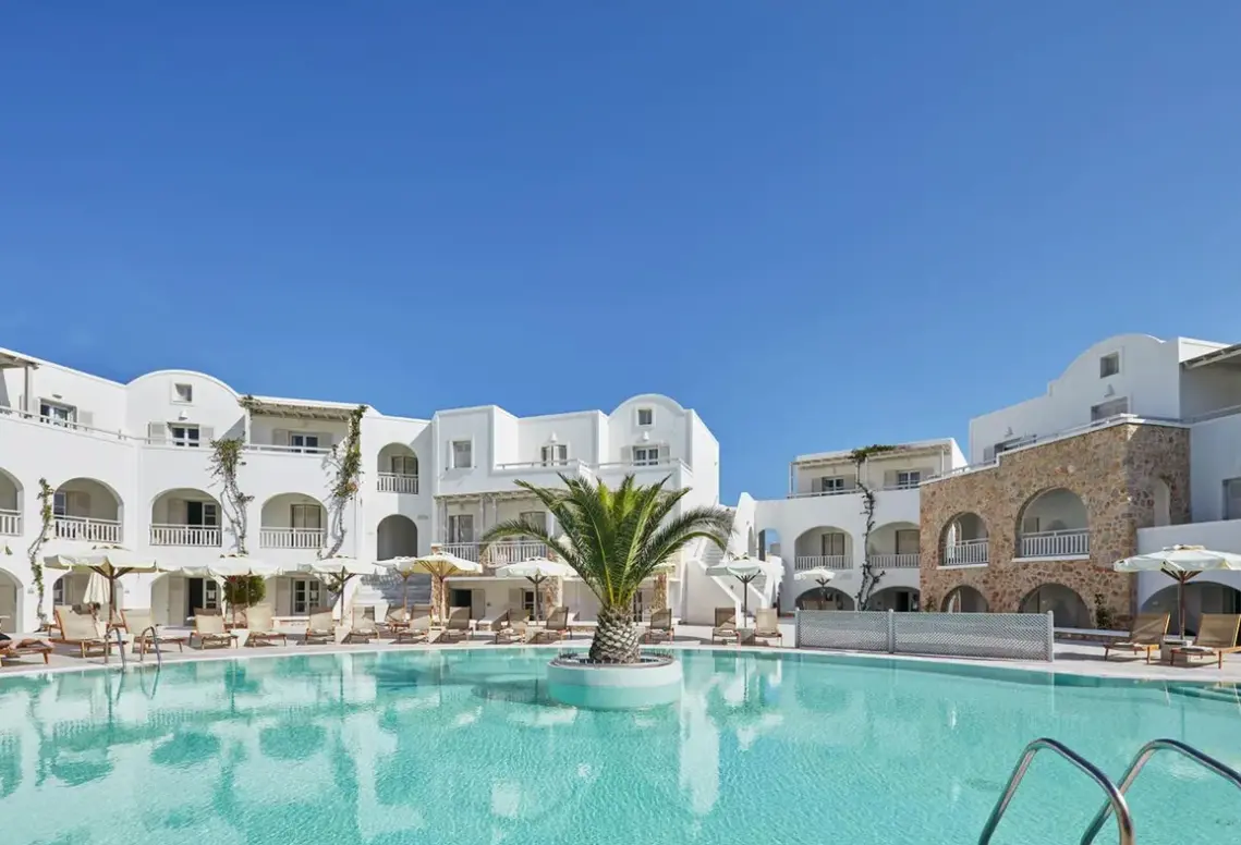 Basen w hotelu Aegean Plaza (Kamari)