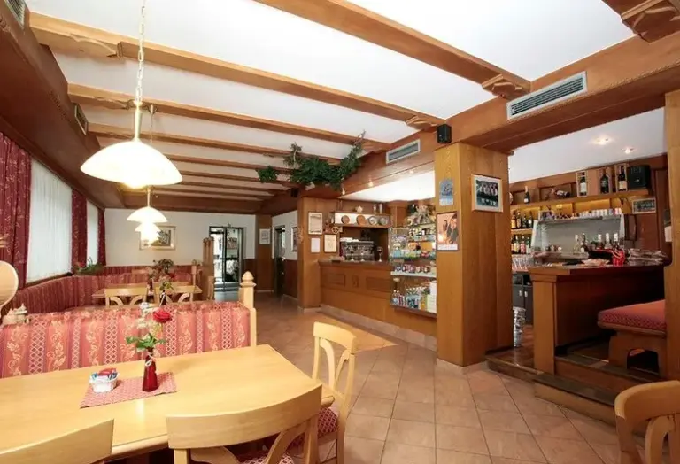 Restauracja i jedzenie w hotelu Alpino Plan