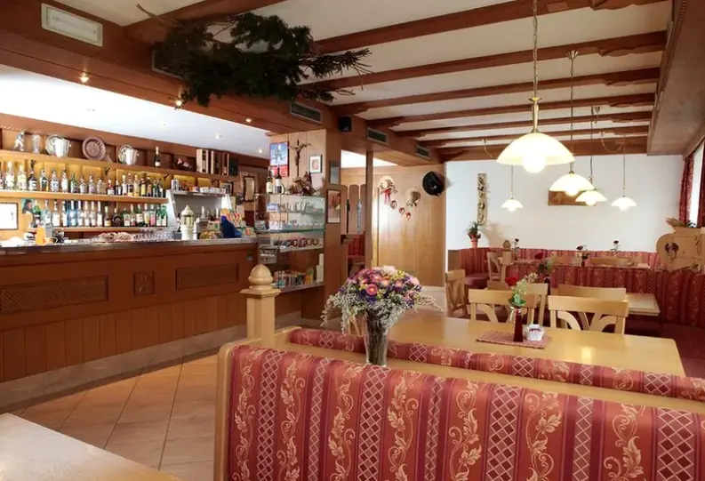 Restauracja i jedzenie w hotelu Alpino Plan