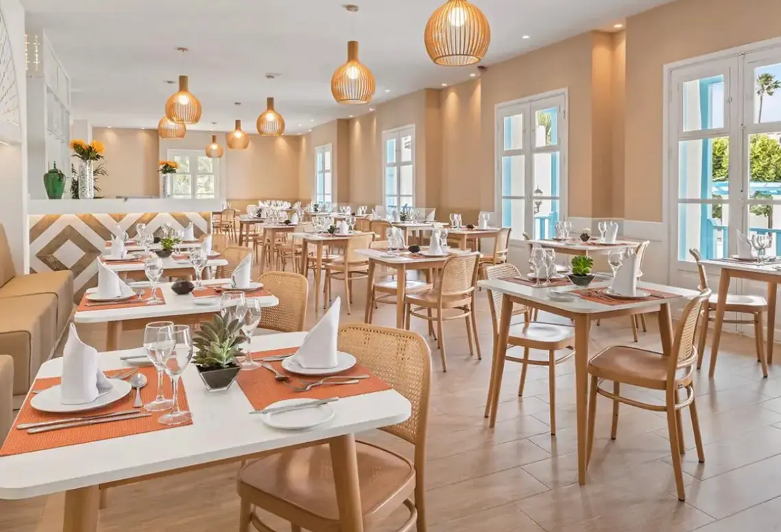 Restauracja i jedzenie w hotelu Alua Suites Fuerteventura (ex. Suite Atlantis Fuerteventura Resort Be Live)