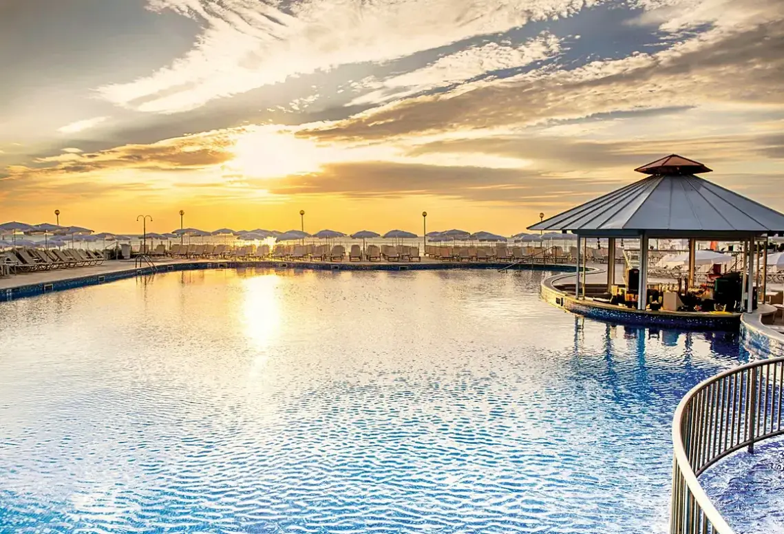 Basen w hotelu AluaSun Helios Beach (ex Suneo Club Helios Beach)