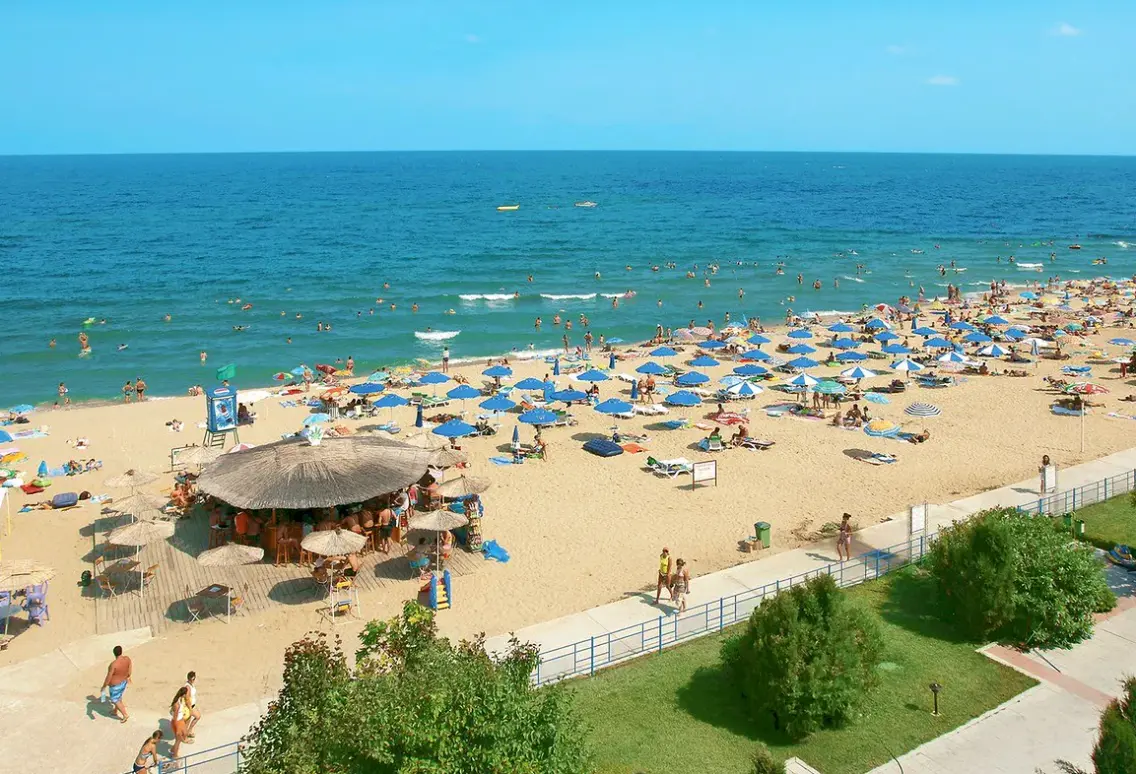 Plaża przy hotelu AluaSun Helios Beach (ex Suneo Club Helios Beach)