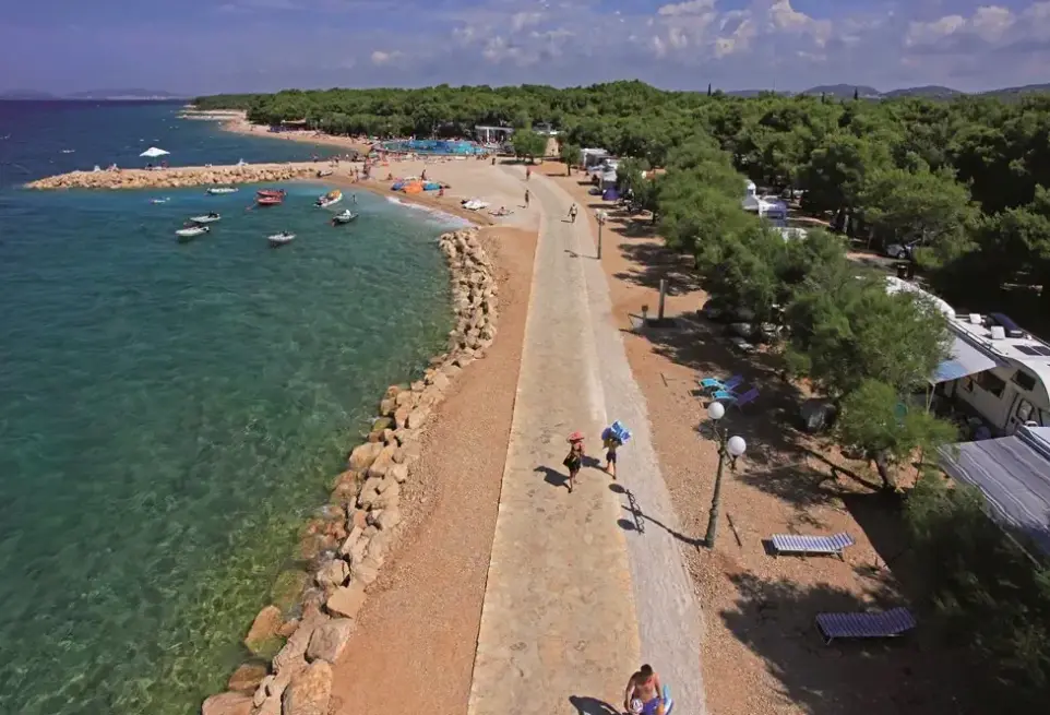 Plaża przy hotelu Amadria Park Camping Šibenik (ex. Solaris Camp)