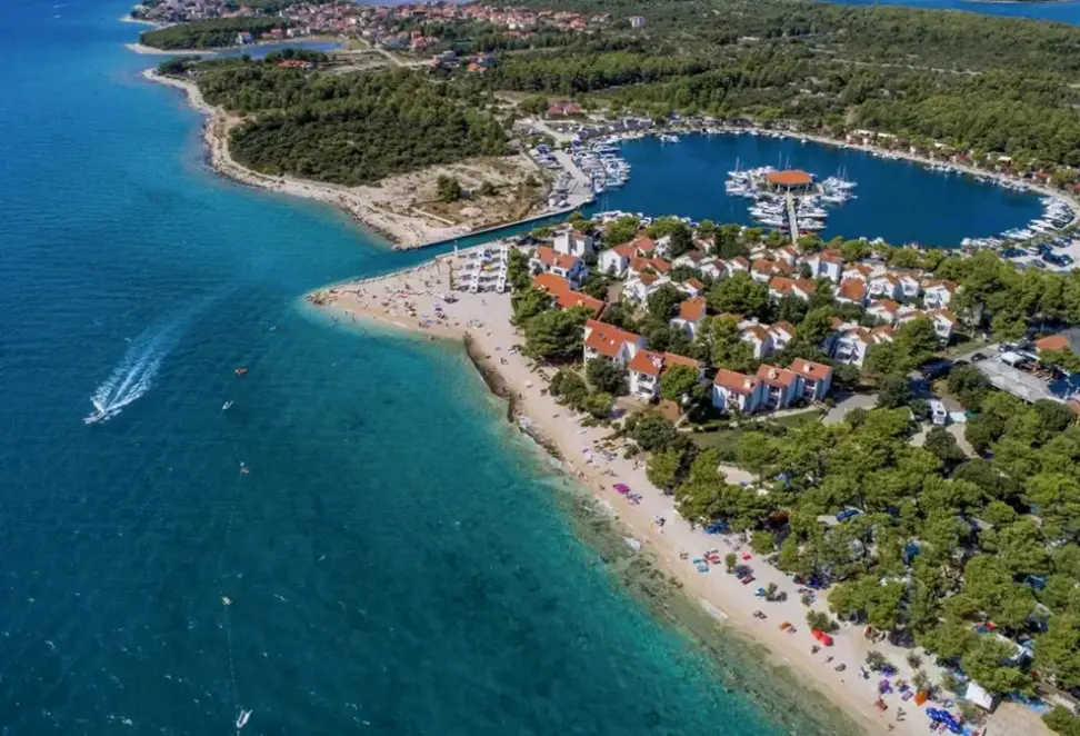 Plaża przy hotelu Amadria Park Camping Šibenik (ex. Solaris Camp)