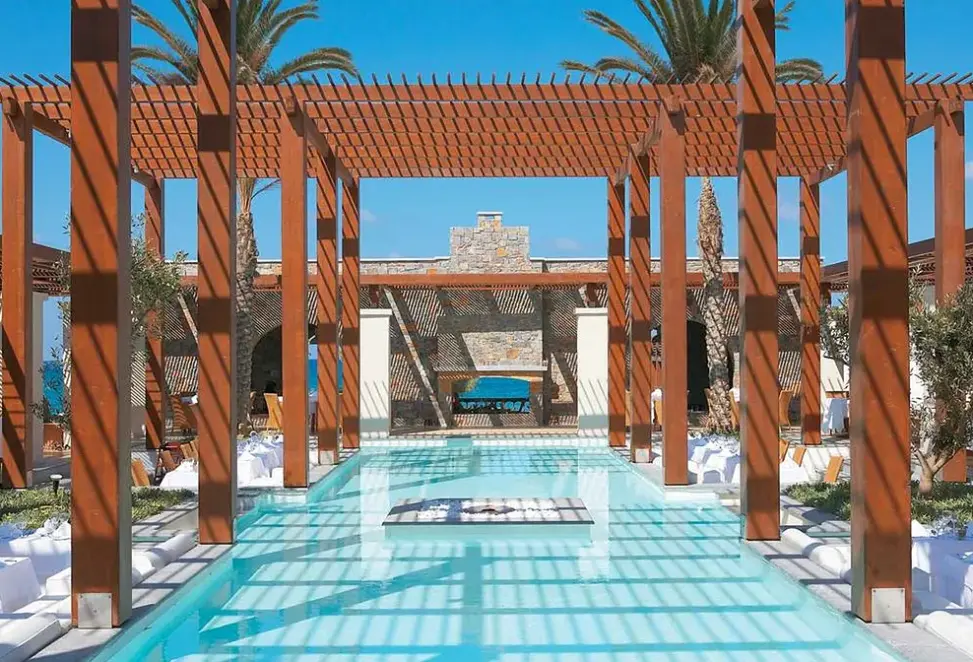 Basen w hotelu Amirandes Grecotel Boutique Resort