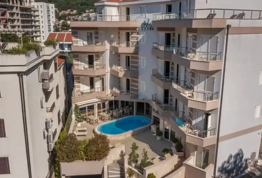Basen w hotelu Apartamenty Del Mar