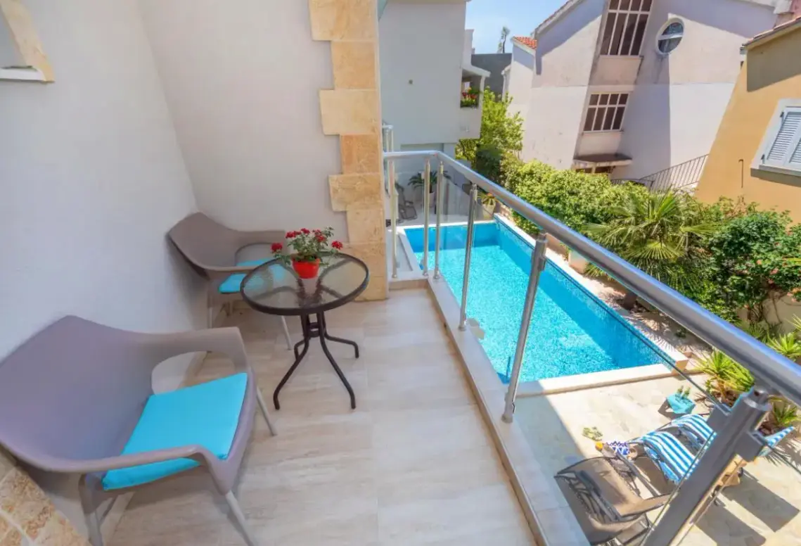 Basen w hotelu Apartamenty Fortunella