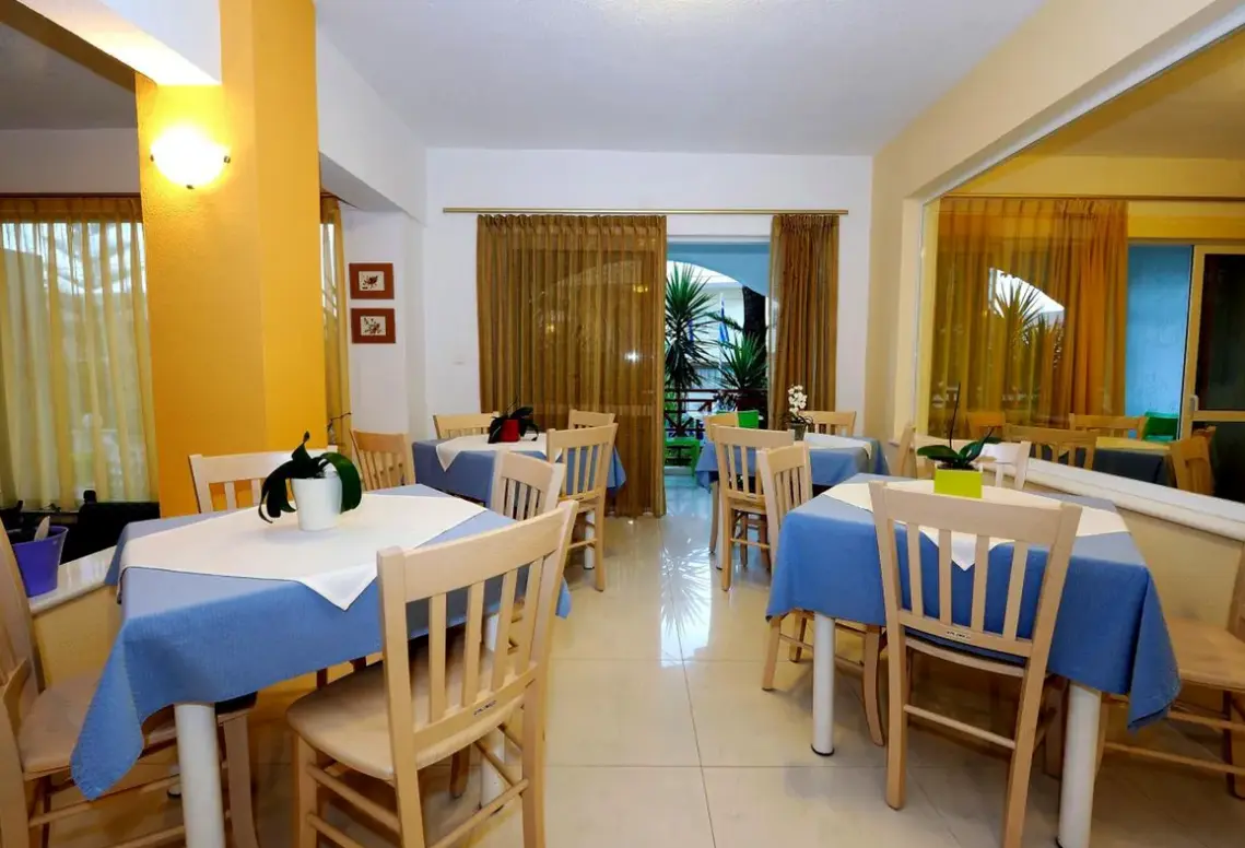 Restauracja i jedzenie w hotelu Apollon (Platanes)