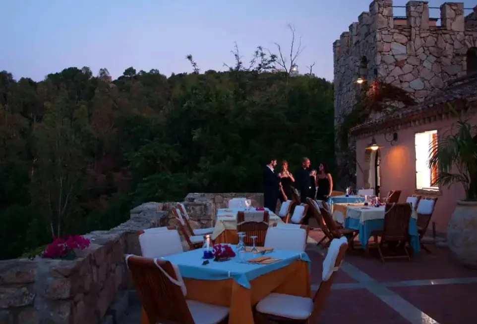 Restauracja i jedzenie w hotelu Arbatax Park Monte Turri