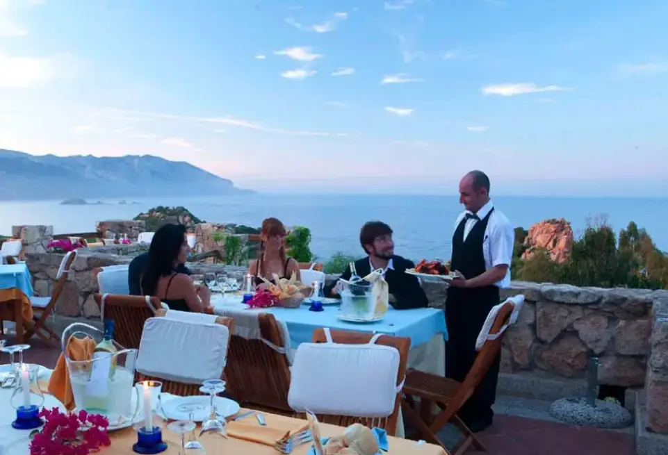 Restauracja i jedzenie w hotelu Arbatax Park Monte Turri